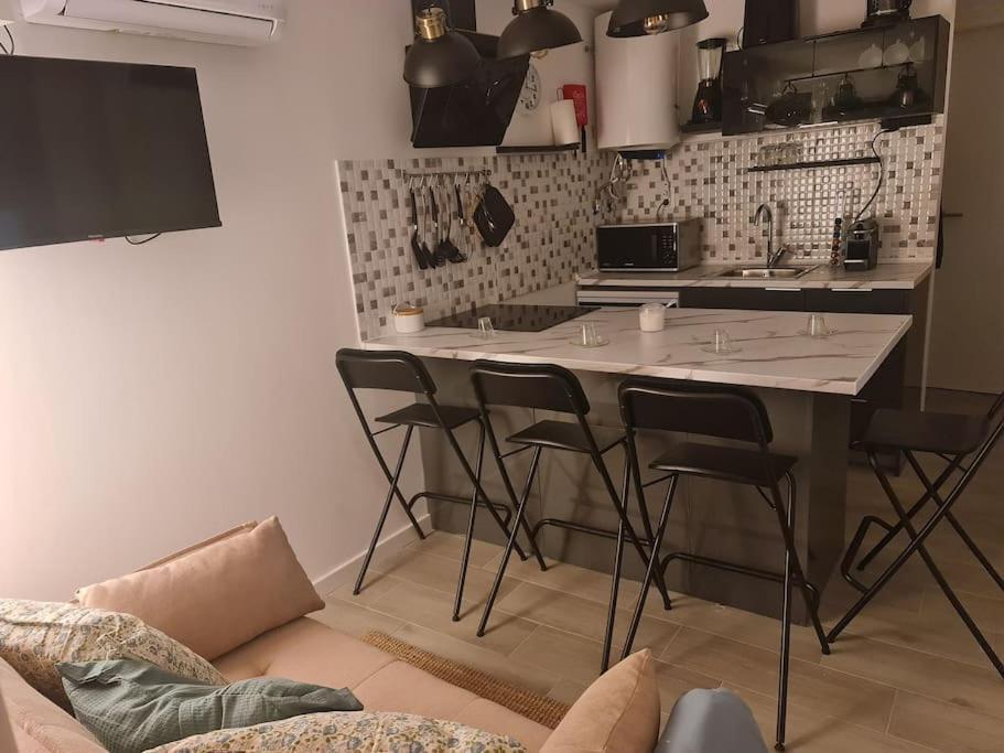 "Linda'S Guest House" Beach House With Private Patio & Hot Tub, 3 Min From The Beach Costa de Caparica Eksteriør bilde