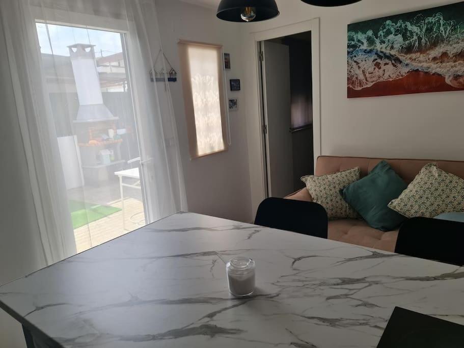 "Linda'S Guest House" Beach House With Private Patio & Hot Tub, 3 Min From The Beach Costa de Caparica Eksteriør bilde