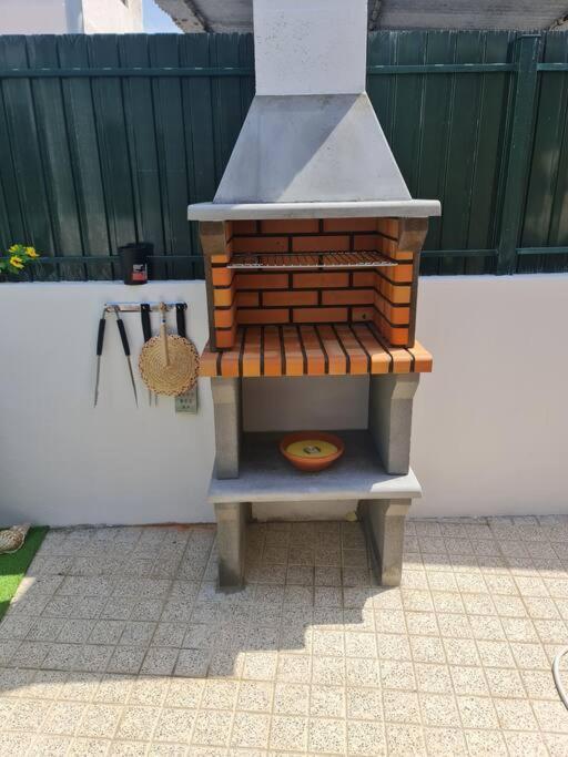 "Linda'S Guest House" Beach House With Private Patio & Hot Tub, 3 Min From The Beach Costa de Caparica Eksteriør bilde