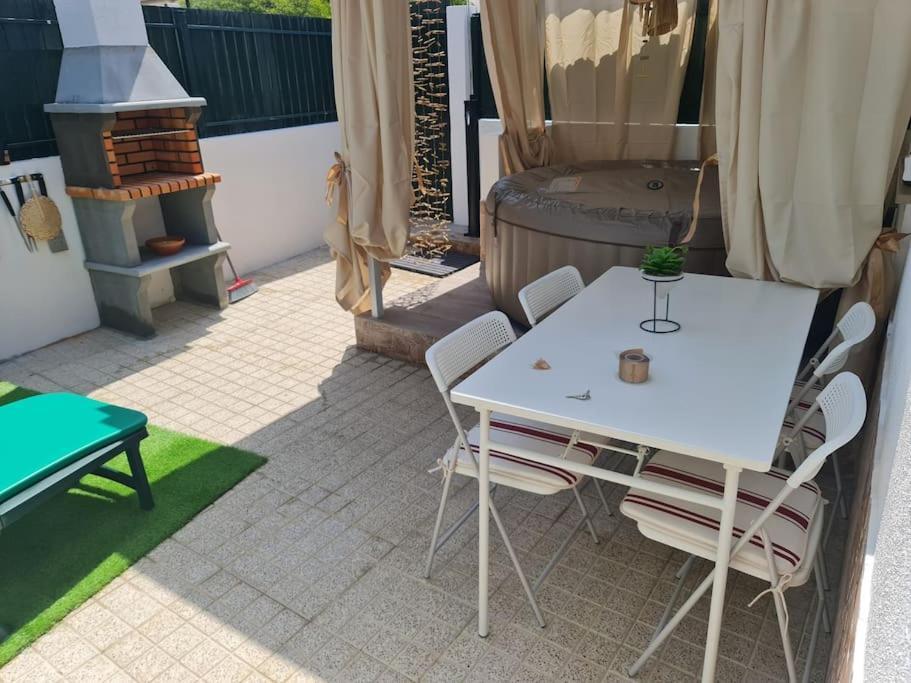 "Linda'S Guest House" Beach House With Private Patio & Hot Tub, 3 Min From The Beach Costa de Caparica Eksteriør bilde